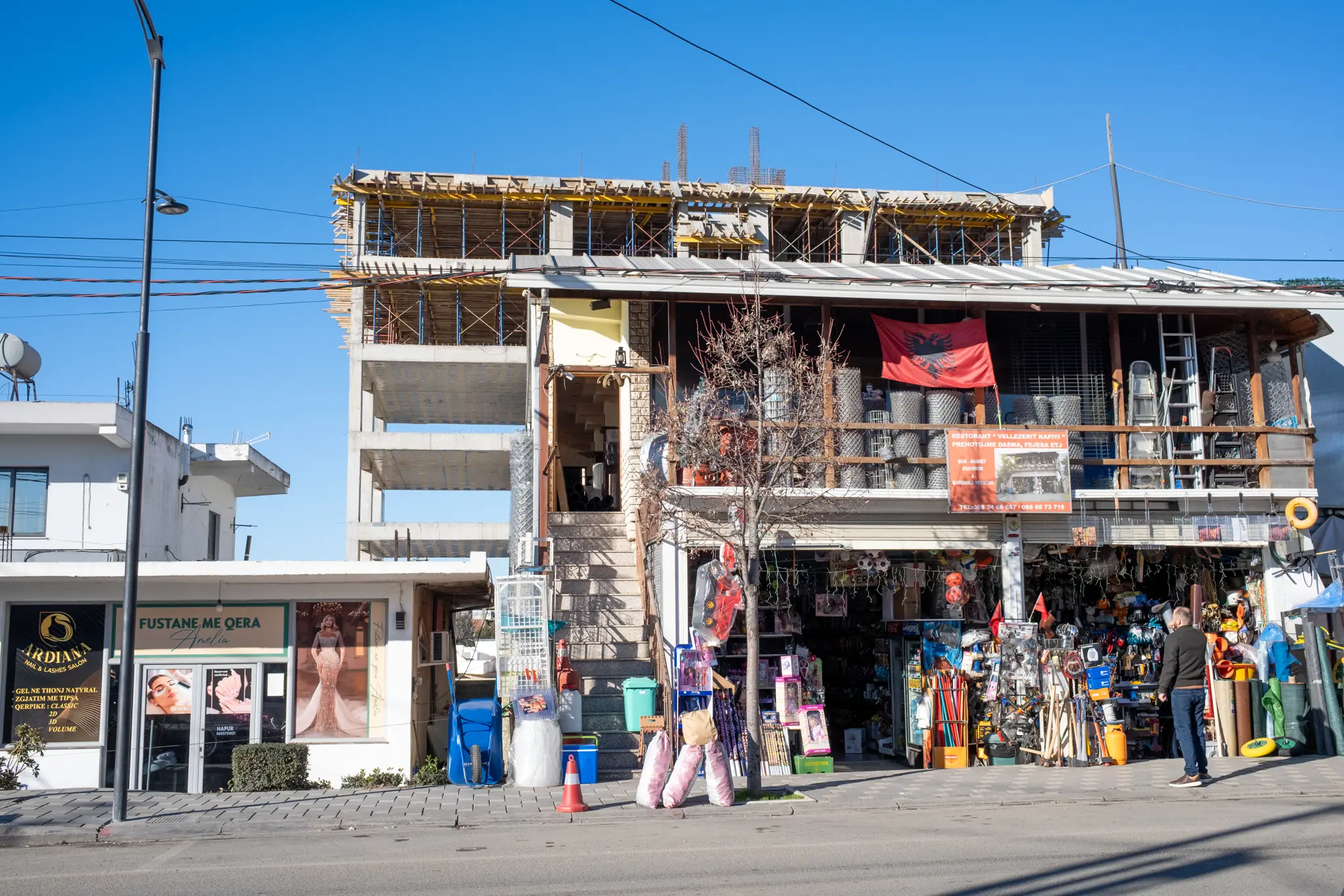 Albanie : vivre à Kamza, en marge de Tirana, de la ville et de la loi
