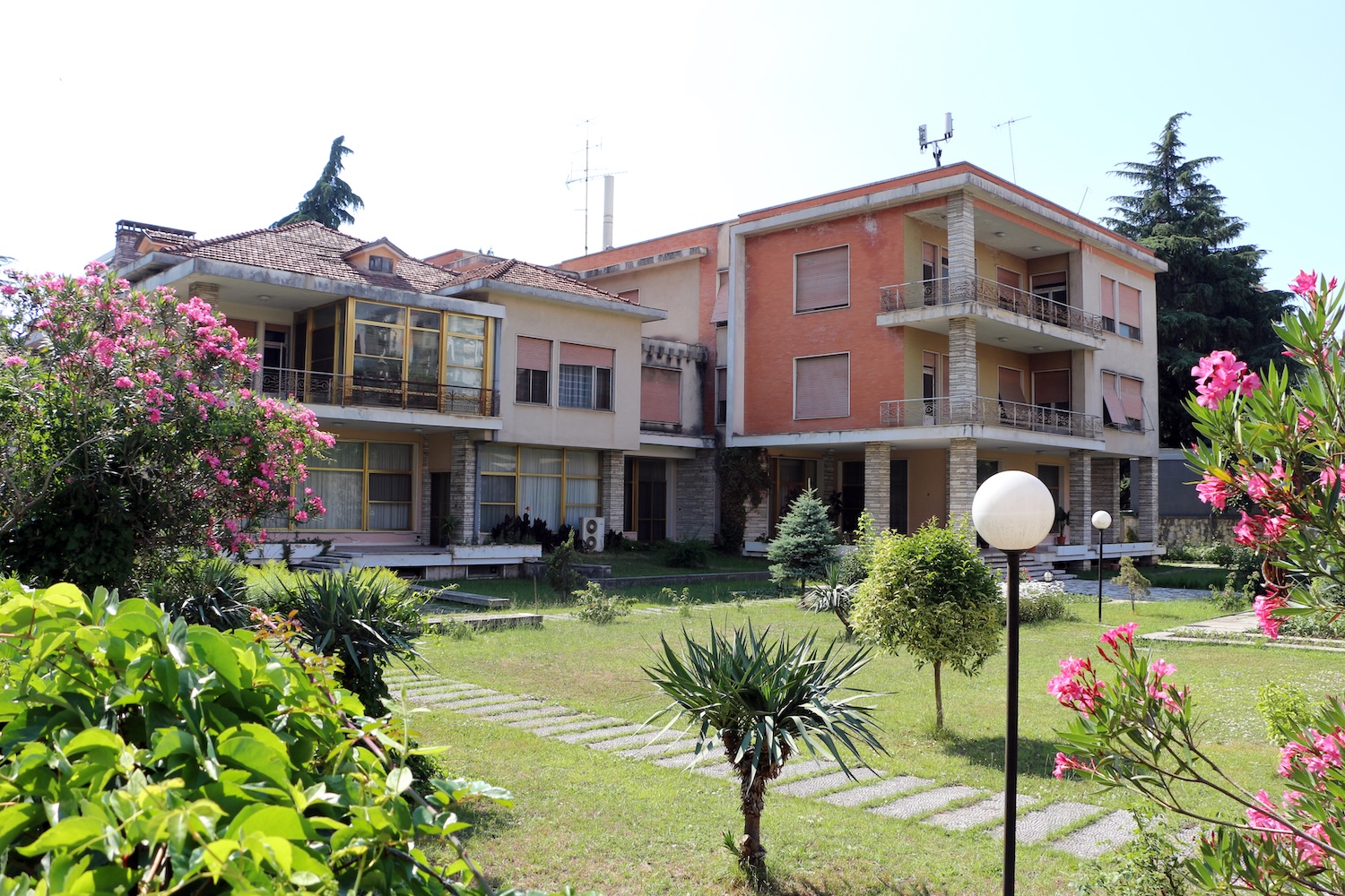 Albanie : des molotov contre la villa d’Enver Hoxha, le symptôme d’une mémoire non résolue