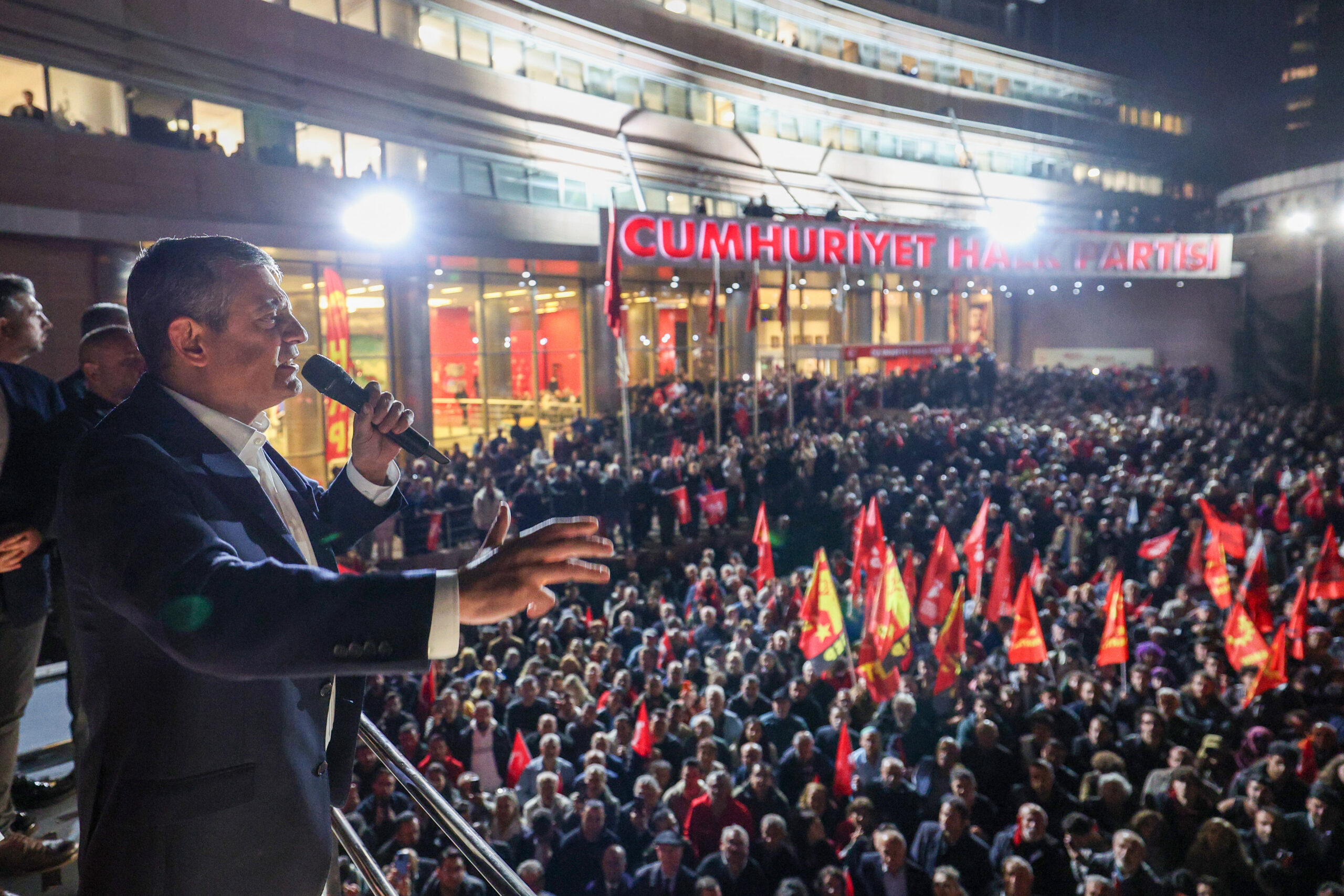 Turquie : la justice suspend le chef du principal parti d’opposition