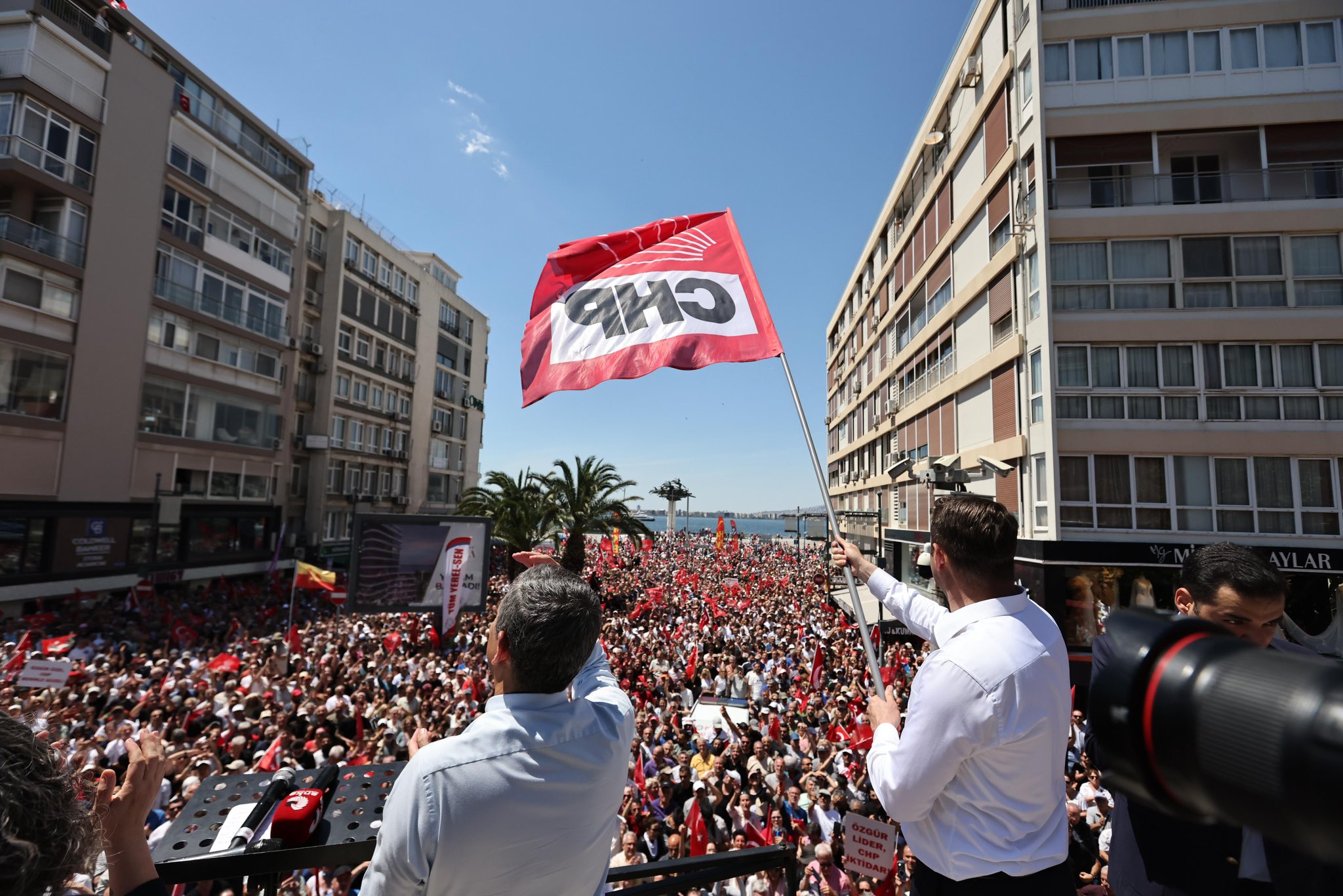 Turquie : à Izmir, l&rsquo;opposition rassemble la foule autour d&rsquo;Özgür Özel