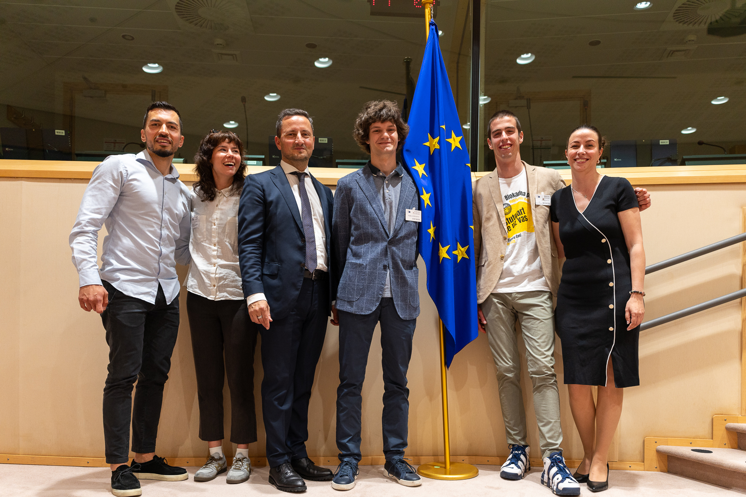 Les étudiants et citoyens serbes ont reçu un fort soutien pour leur lutte en faveur de la démocratie, de l'état de droit et de la responsabilité de la part des membres du Parlement européen après la première du film, de gauche à droite : Radovan Seratlić, Ana Vistović, Nicu Stefanuta, Rastko Arsenijević, Uroš Mitrović et Irena Joveva Les étudiants et citoyens serbes ont reçu un fort soutien pour leur lutte en faveur de la démocratie, de l'état de droit et de la responsabilité de la part des membres du Parlement européen après la première du film, de gauche à droite : Radovan Seratlić, Ana Vistović, Nicu Stefanuta, Rastko Arsenijević, Uroš Mitrović et Irena Joveva