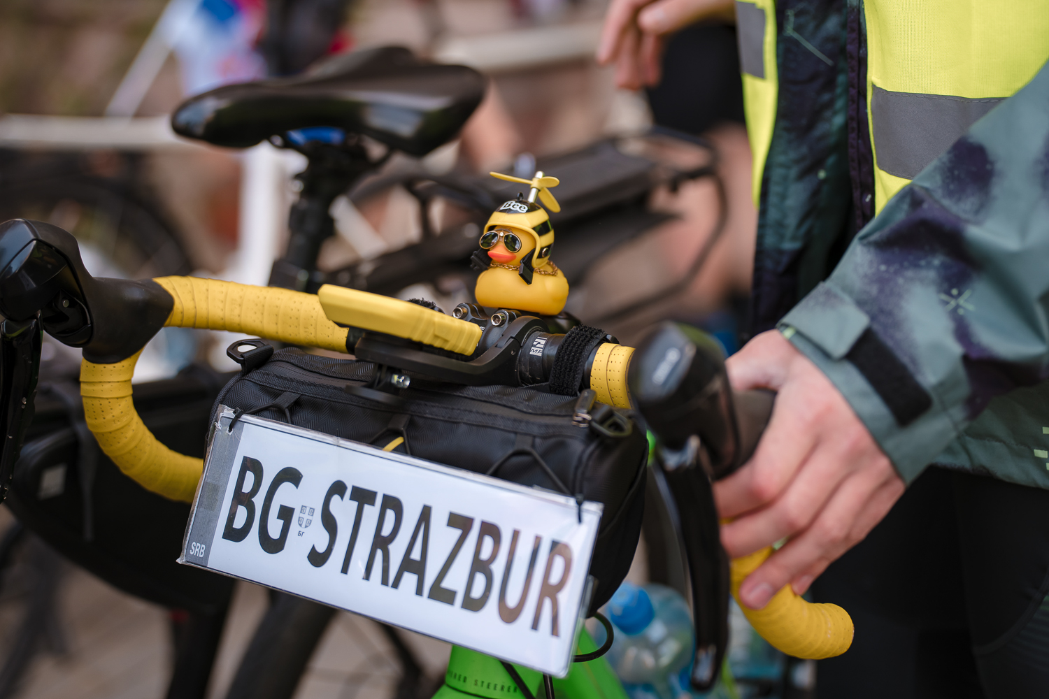 Une plaque d'immatriculation informelle sur un vélo indique BG-Strasbourg. Il y a eu beaucoup de hauts et de bas sur leur chemin. Une plaque d'immatriculation informelle sur un vélo indique BG-Strasbourg. Il y a eu beaucoup de hauts et de bas sur leur chemin.