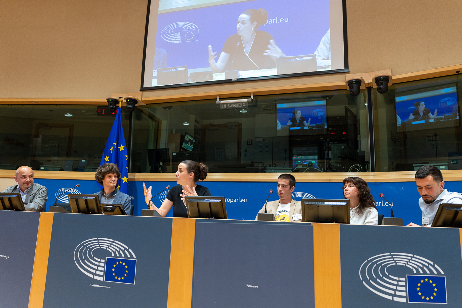 Table ronde après la première du film au Parlement européen, de gauche à droite : Gordan Bosanac, Rastko Arsenijević, Irena Joveva, Uroš Mitrović, Ana Vistović et Radovan Seratlić. Table ronde après la première du film au Parlement européen, de gauche à droite : Gordan Bosanac, Rastko Arsenijević, Irena Joveva, Uroš Mitrović, Ana Vistović et Radovan Seratlić.