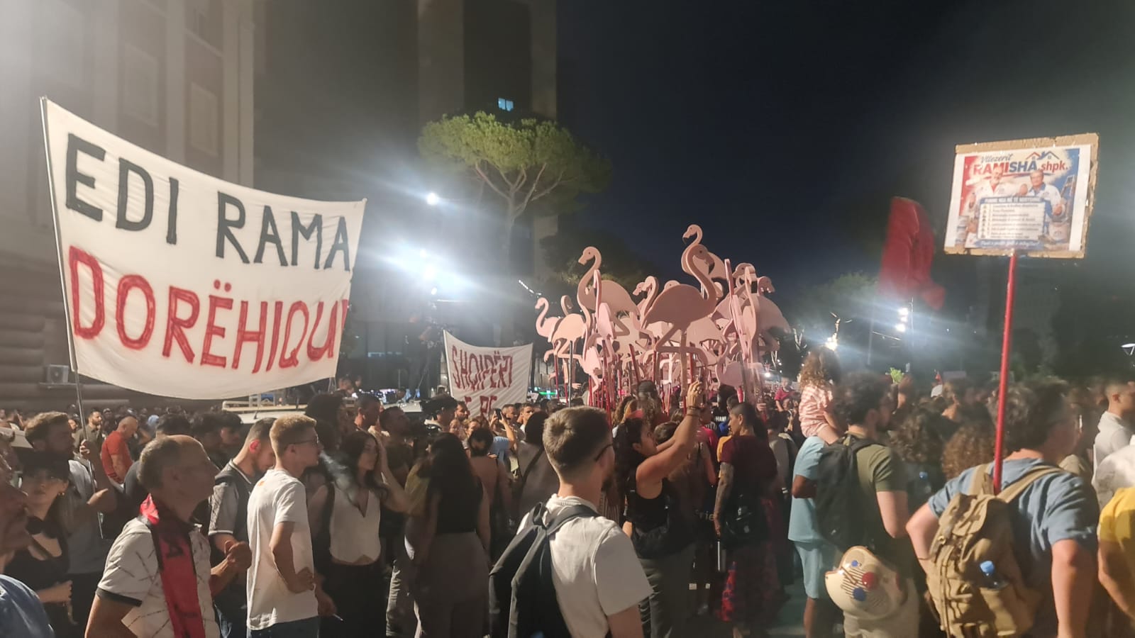 «En Albanie, avec la révolution des flamants roses, le peuple refuse d’être réduit à une position de vassalité»