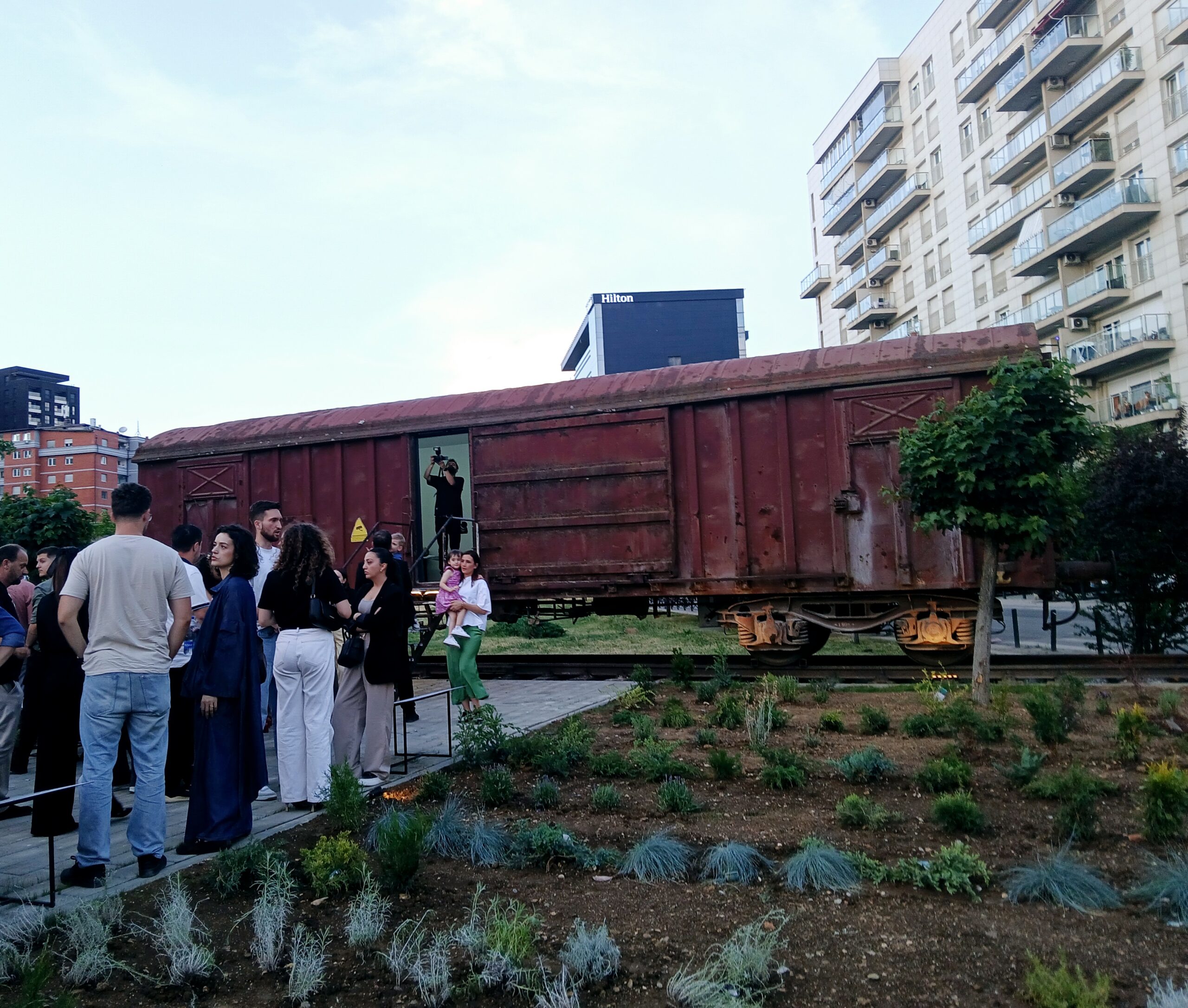 Kosovo, des trains, des hommes et des femmes : un musée rend hommage à l&rsquo;exode de 1999