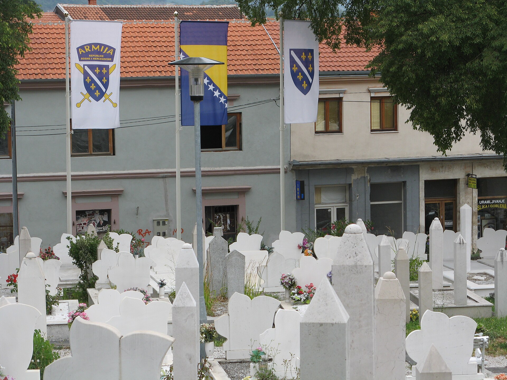 Bosnie-Herzégovine : la Republika Srpska interdit le drapeau aux fleurs de lys