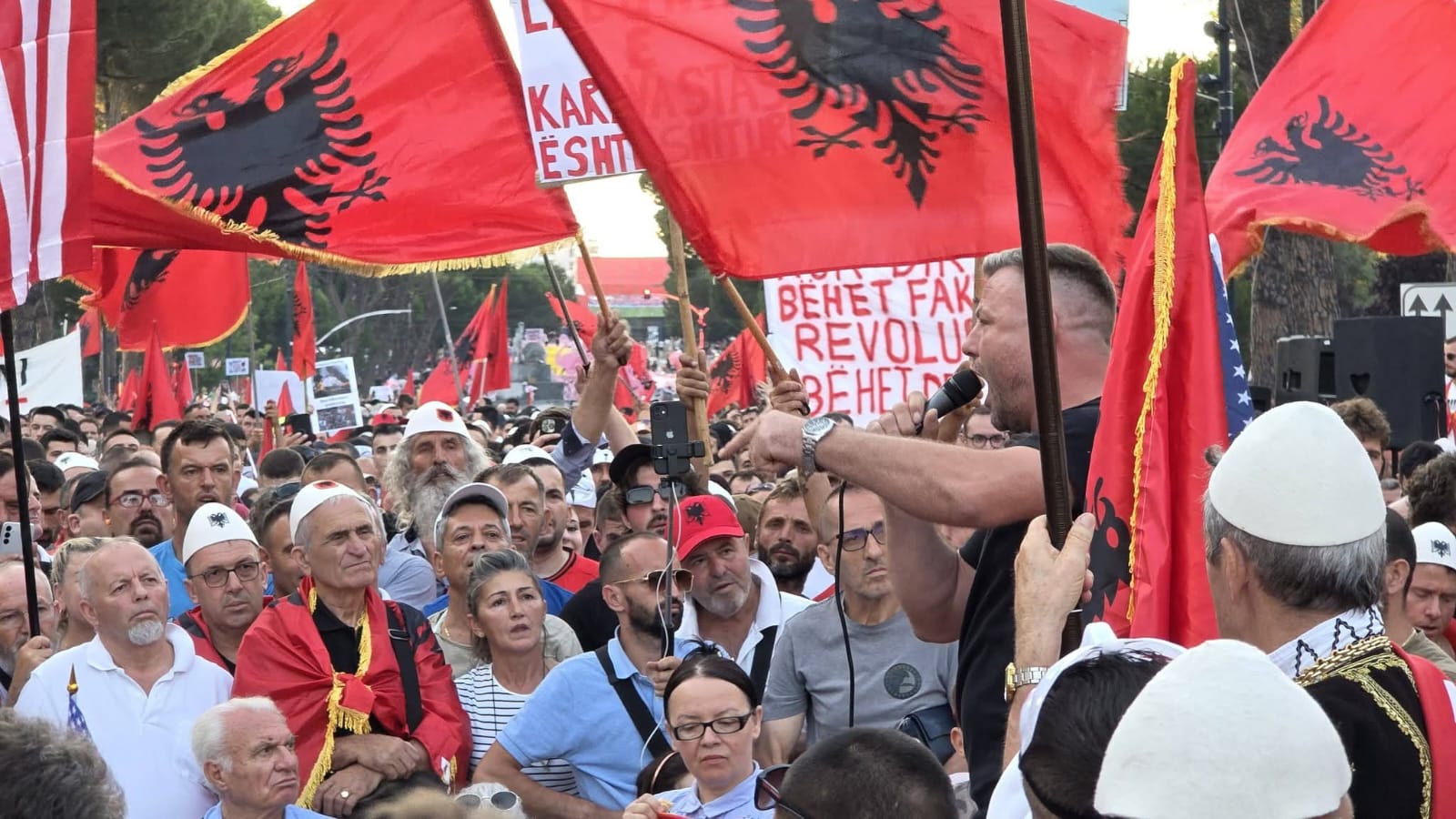 Albanie-Serbie : des contestations similaires, des régimes différents
