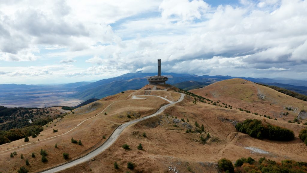 Le monument de Buzludja domine le paysage