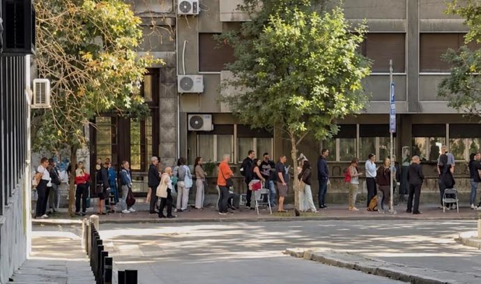 Serbie : des dizaines de milliers de citoyens font la queue pour soutenir la liste étudiante