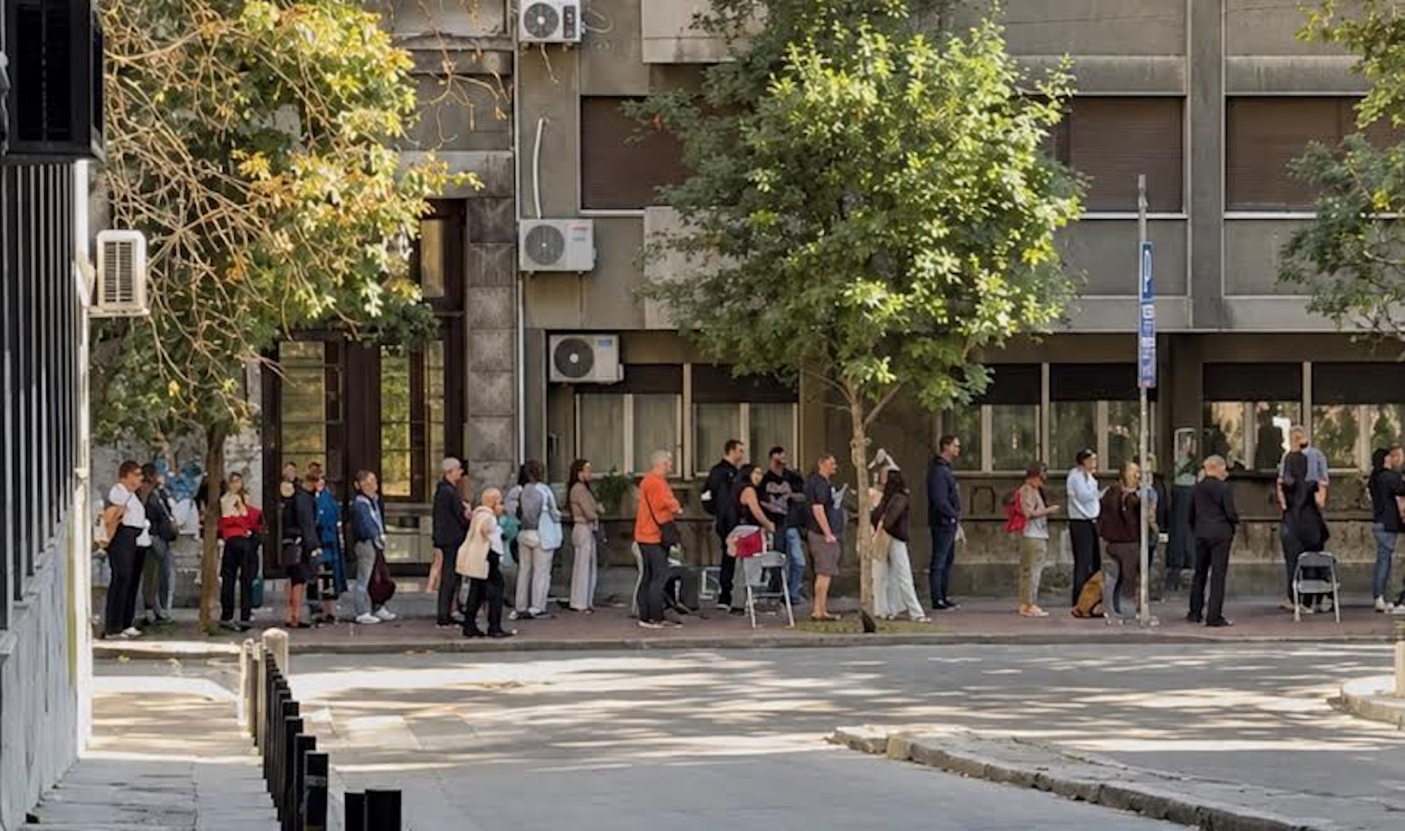 Serbie : des dizaines de milliers de citoyens font la queue pour soutenir la liste étudiante