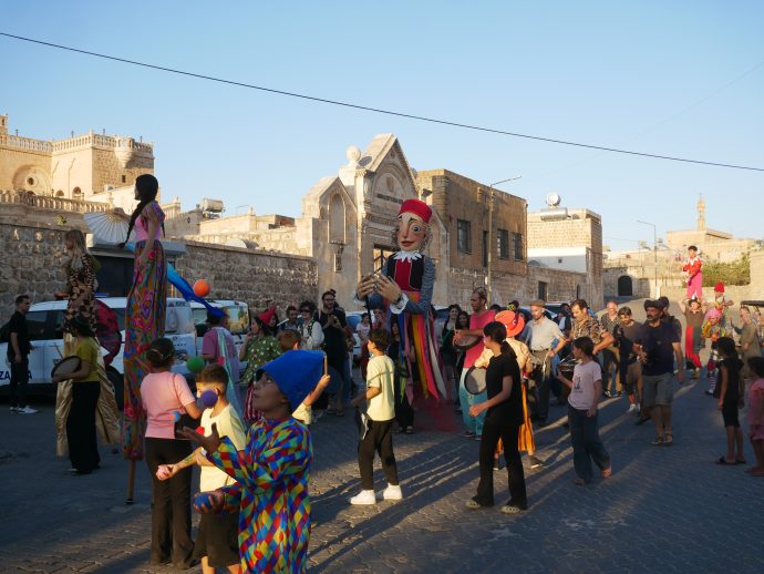 Turquie : un festival itinérant pour enfants près de la frontière syrienne