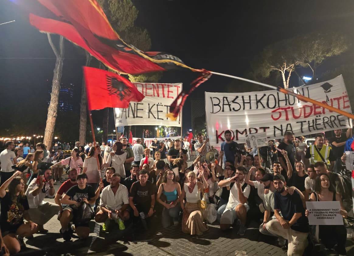 Fil info Albanie | Les manifestants quittent la place Skanderbeg pour la Présidence du Conseil