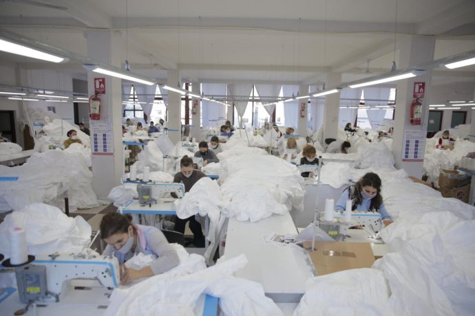 Albanie : les couturières partent en Italie, les usines locales font venir de la main-d’œuvre d’Asie