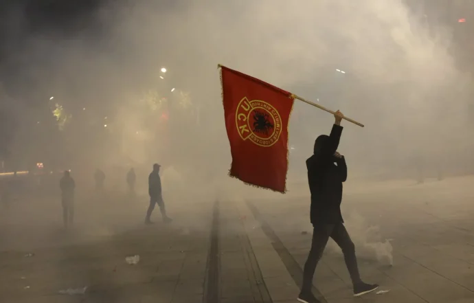 Extrême tension devant le Parlement du Kosovo qui doit élire le chef de l’État et modifier la loi sur les Chambres spécialisées