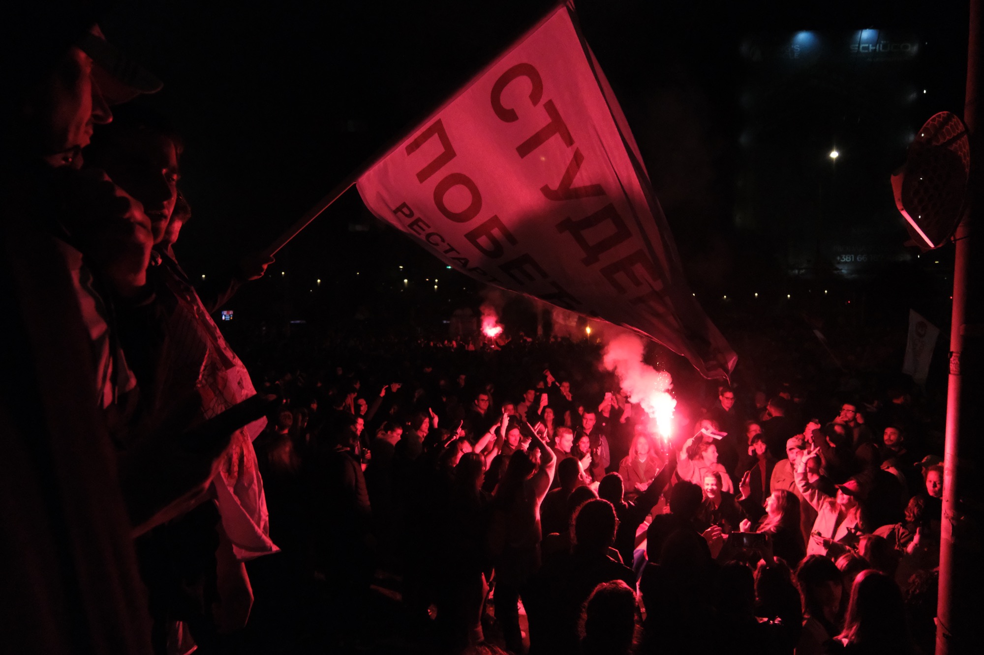 Belgrade, nuit de victoire : la rue célèbre la défaite de Vučić
