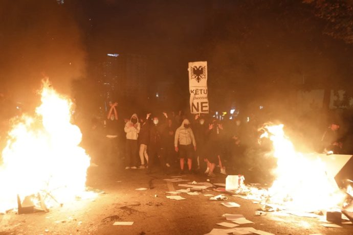 Tirana en flammes : la jeunesse défie Edi Rama, la contestation s&rsquo;étend à toute l&rsquo;Albanie