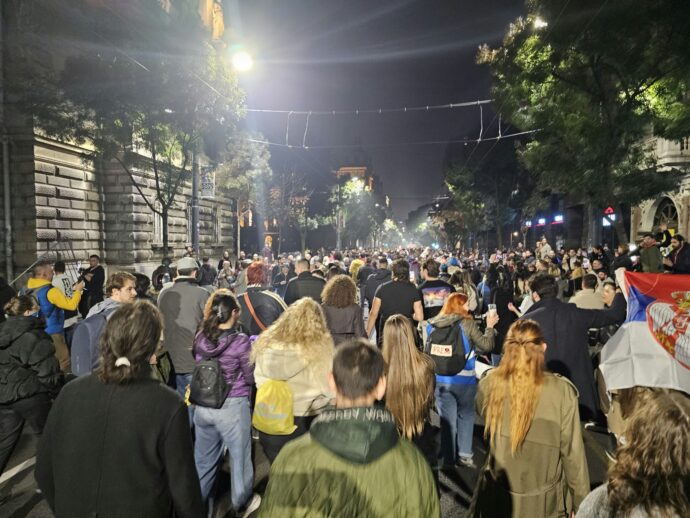 Élections en Serbie • fil info en continu | Aleksandar Vučić reconnaît sa défaite, liesse dans les rues