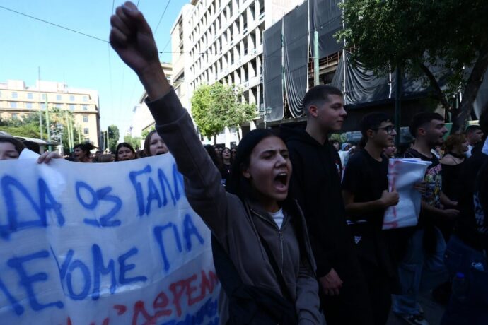 « Comme en France » : les mobilisations de la jeunesse gagnent la Grèce