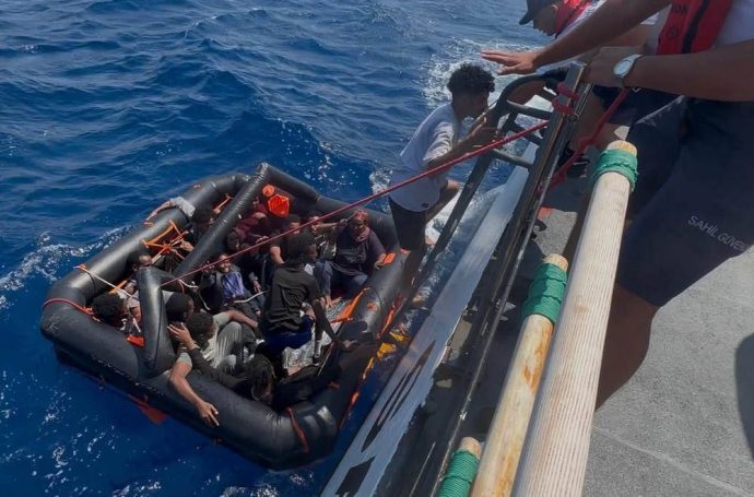 Tommy Olsen, l’humanitaire qui dénonce les refoulements de migrants, face à ses juges en Grèce