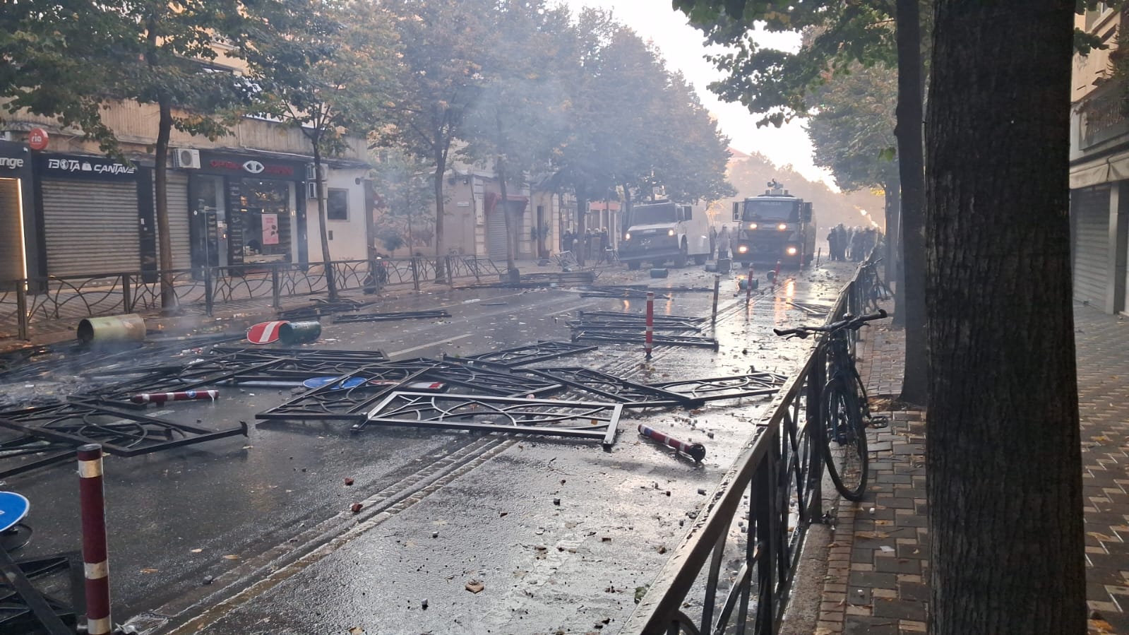 Tirana en flammes : la jeunesse défie Edi Rama